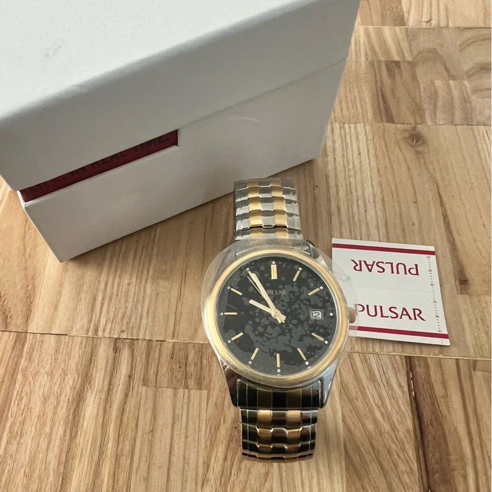 Pulsar mens black dial two toned dress watch NEW BATTERY